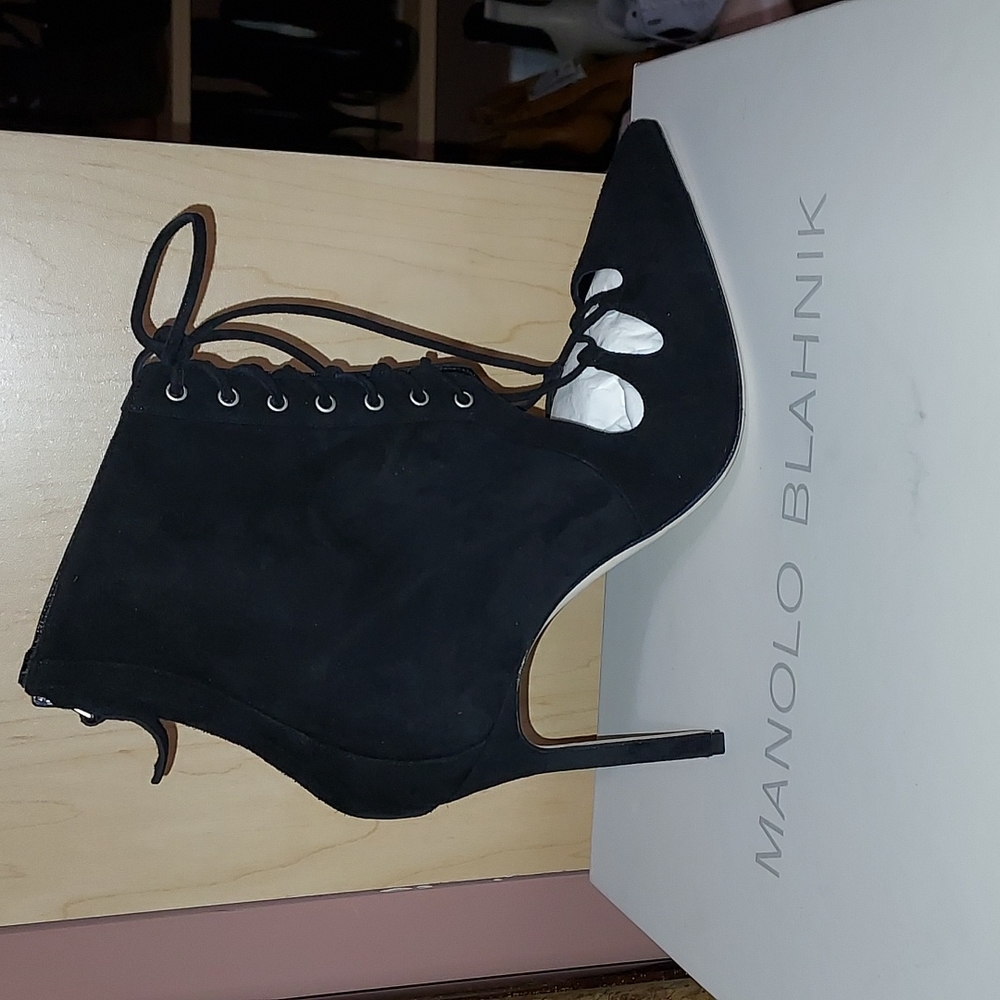 MANOLO BLAHNIK SUEDE TIE UP NEW IN BOX BOOTIES size EU 39